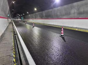 化學破乳+水性環氧 新技術為長大縱坡隧道路面抗滑提供